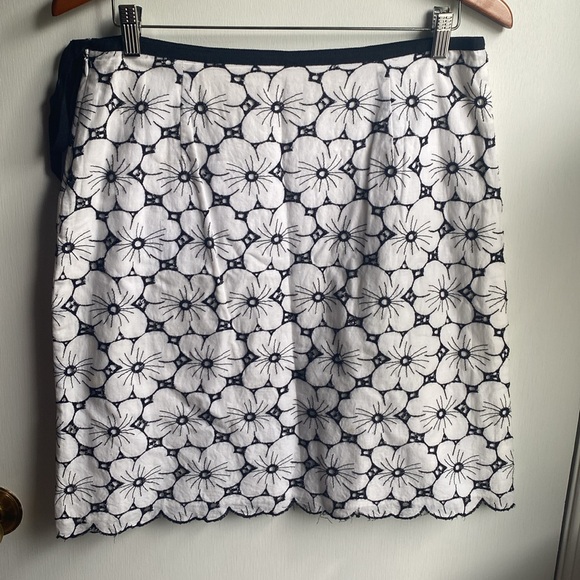 Max Studio Floral Skirt Black & White Vintage 90’s Y2K accent tie scalloped hem - Picture 4 of 7